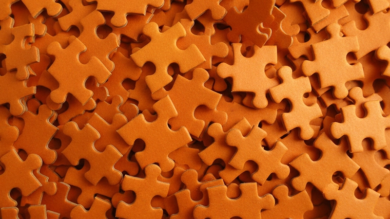 Pièces de puzzle orange mélangées