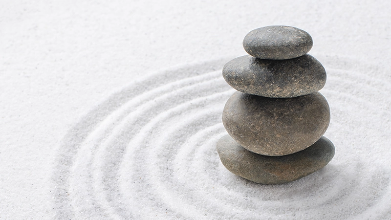Pierres empilées sur sable zen