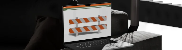 Ordinateur portable affichant une barrière de construction en orange et blanc