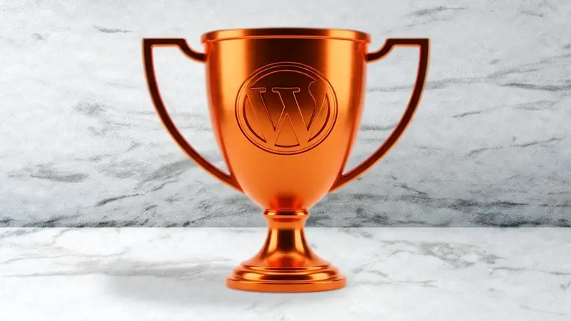 Trophée doré avec logo WordPress sur marbre