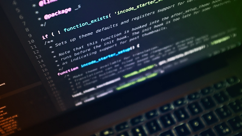Écran d’ordinateur portable affichant des lignes de code.