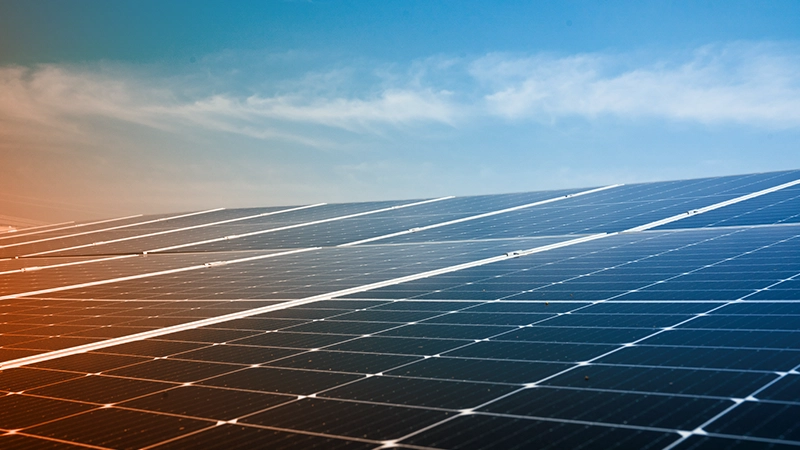 une vue imprenable sur des panneaux solaires de haute technologie sous un ciel bleu et dégagé.